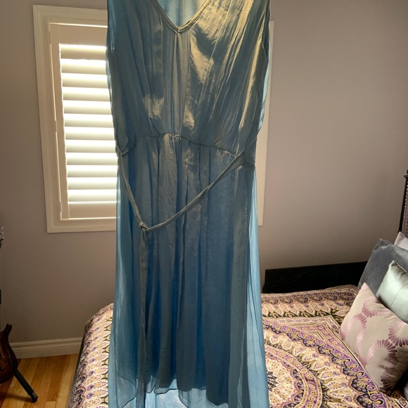 Gorgeous summer dress flows beautifully. Can be tied at front or back. Size M - Picture 7 of 11